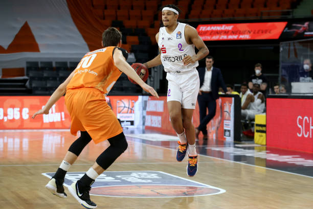 仍怀有竞争 仍怀有竞争